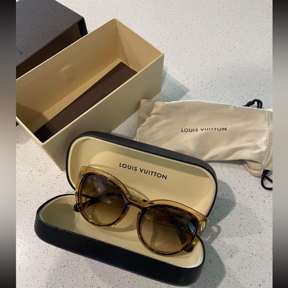 Louis Vuitton Willlow Sunglasses - Picture 1 of 6